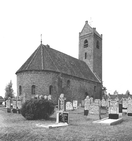 Zicht op kerk vanuit het noordoosten; op voorgrond: begraafplaats