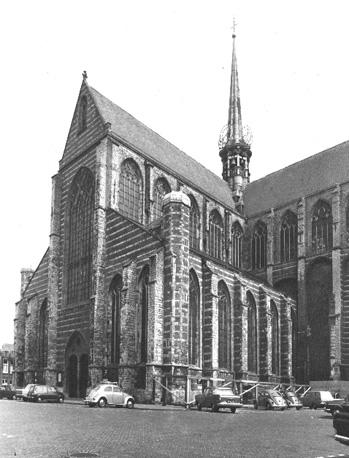 Westfacade en zuider transept vanuit het zuidwesten