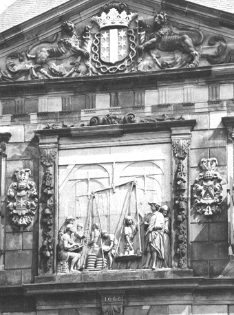 Waag, facade, detail: reliëf (het wegen der kazen)