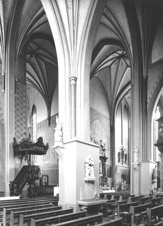 Zicht op koor en zuidtransept vanuit het noordwesten