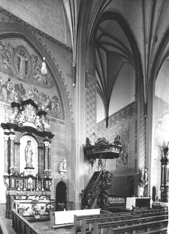 Zicht op altaar in noordtransept en koor vanuit het westen