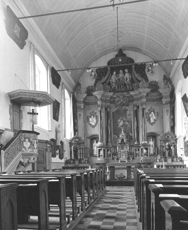 Kapel met zicht op hoofdaltaar