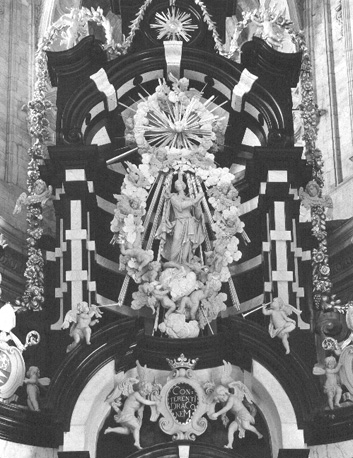 Koor, hoofdaltaar, detail: Maria staande op een draak, omgeven door cherubijnen en putti