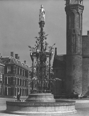 Fontein, bovenop een standbeeld van Rooms-koning Willem II