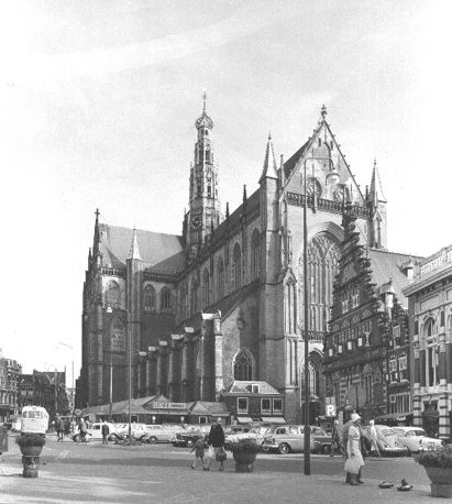 Zicht op kerk vanuit het noordwesten