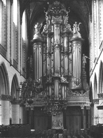 Middenschip, westelijke zijde: orgel