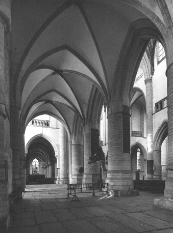 Noordelijke zijbeuk vanuit het westen