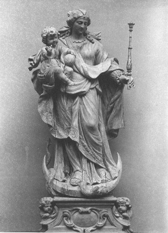 Maria staande op de slang en maansikkel, met het Christuskind op haar rechterarm en een scepter in haar linkerhand; Christuskind met globe in zijn linkerhand