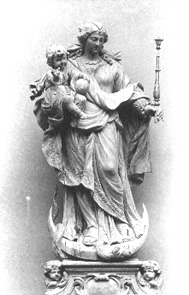 Maria staande op de slang en maansikkel, met het Christuskind op haar rechterarm en een scepter in haar linkerhand; Christuskind met globe in zijn linkerhand