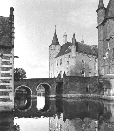 Zicht op zuidwestelijke zijde van het kasteel