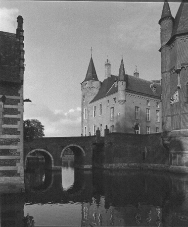 Zicht op zuidwestelijke zijde van het kasteel