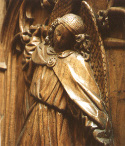 Koorgestoelte, detail: aartsengel Michaël met zwaard (en duivel aan zijn voeten)