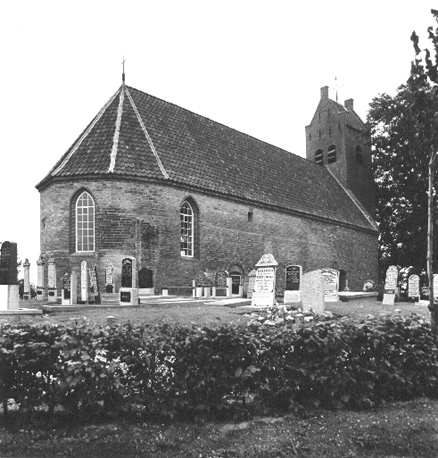 Kerk met toren vanuit het noordoosten; voorgrond: een begraafplaats