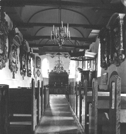 Interieur vanuit het westen, heren-bank in het koor, rouwborden aan de muren