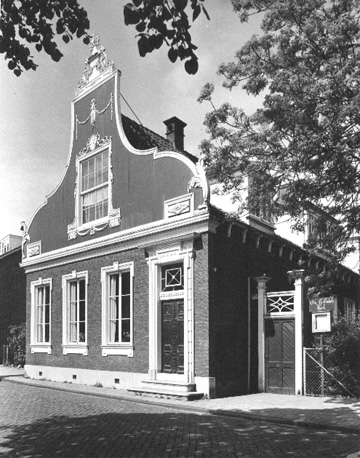 Pastorie bij Oud-Katholieke kerk: facade