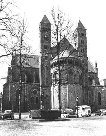 Absis, torens en transept vanuit het oosten