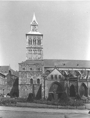 Westwerk en zuidzijde van kerk vanuit het zuiden