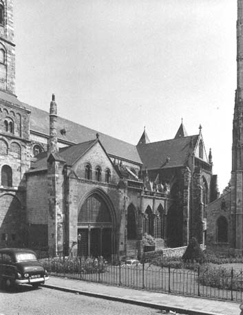 Zuidzijde van kerk; links: Bergportaal