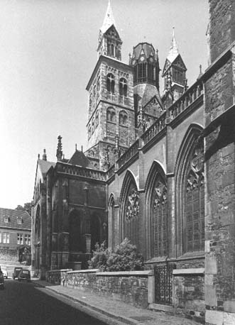 Zuidzijde van kerk, links: Bergportaal, gezien vanuit het zuidoosten