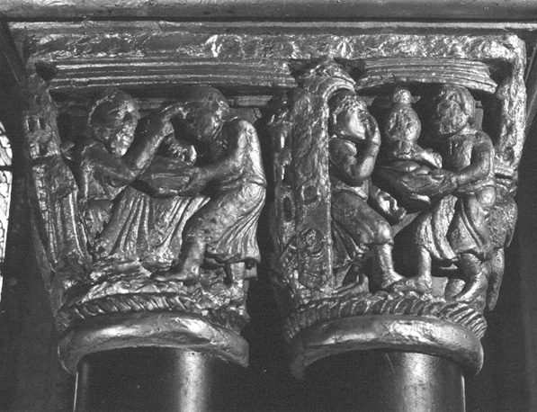 Oost koor, viervoudig kapiteel met scènes uit geschiedenis van Isaak, Jacob en Esau: Isaak zegent Jacob, Esau verkoopt zijn eerstgeboorterecht aan Jacob