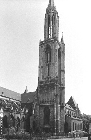 Kerk gezien vanuit het (zuid-) westen; links: Sint Servaaskerk