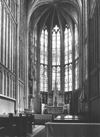 Koor vanuit het westen, links: sacramentshuis; rechts: conopeum