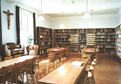 Interieur van bibliotheek, met manuscripten