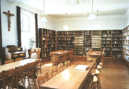 Interieur van bibliotheek, met manuscripten