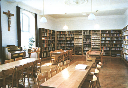 Interieur van bibliotheek, met manuscripten