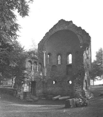 Absisruïne van Sint Maartenskapel vanuit het westen ('Barbarossaruïne')