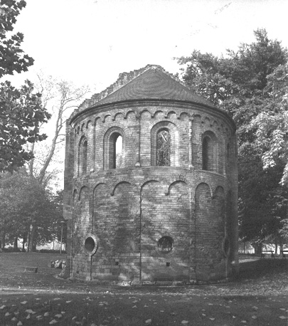 Absisruïne van Sint Maartenskapel vanuit het oosten ('Barbarossaruïne')