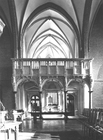 Zicht op oksaal vanuit het westen