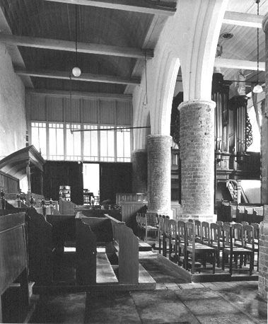 Noorderbeuk vanuit het westen; rechts zuiderbeuk met orgel