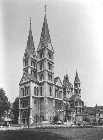Zicht op kerk vanuit het zuidwesten
