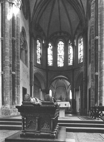 Zicht op koor vanuit het westen; graftombe van graaf Gerard van Gelre en zijn vrouw Margaretha van Brabant