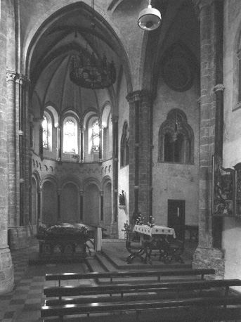 Zicht op noordtransept vanuit het zuiden; graftombe van graaf Gerard van Gelre en zijn vrouw Margaretha van Brabant