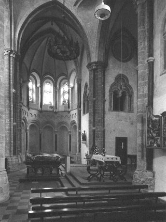 Zicht op noordtransept vanuit het zuiden; graftombe van graaf Gerard van Gelre en zijn vrouw Margaretha van Brabant