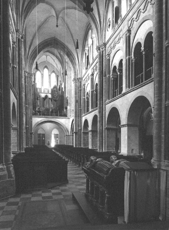 Middenschip vanuit het oosten; graf-tombe van graaf Gerard van Gelre en zijn vrouw Margaretha van Brabant