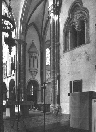 Zicht op viering, noordtransept en noordelijke wand van koor vanuit het zuidoosten