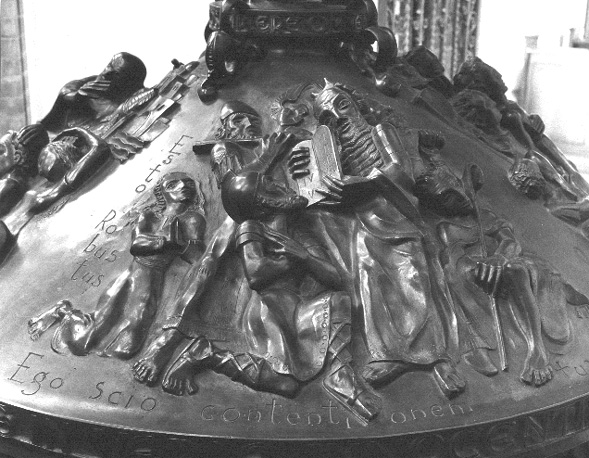 Doopvont (deksel), detail: Mozes toont de wetten en geeft een vermaning