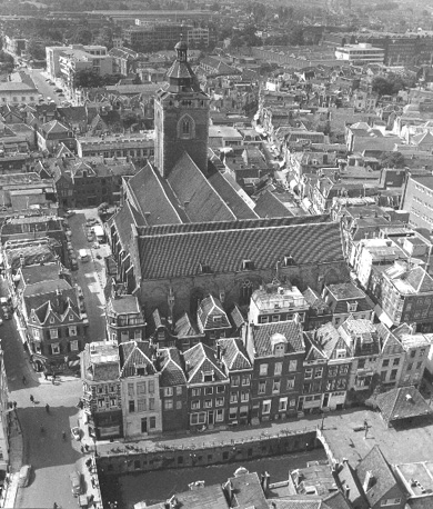 Zicht op kerk vanuit het oosten (vanuit de lucht)