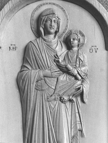 Staande Maria met Christuskind voor haar borst (detail)