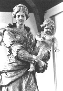 Staande Maria met Christuskind op haar linker arm (boven-lichaam)