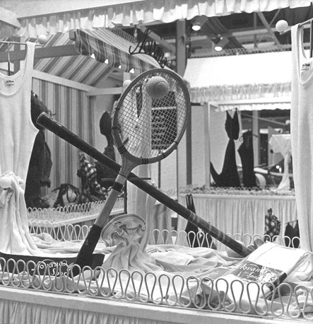 Tennisracket en hockeystick in een vitrine