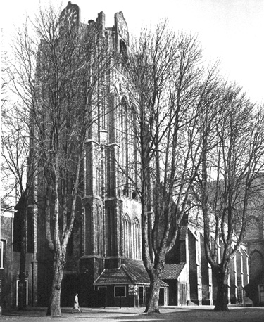 Kerktoren en zuidelijke zijbeuk vanuit het zuidwesten