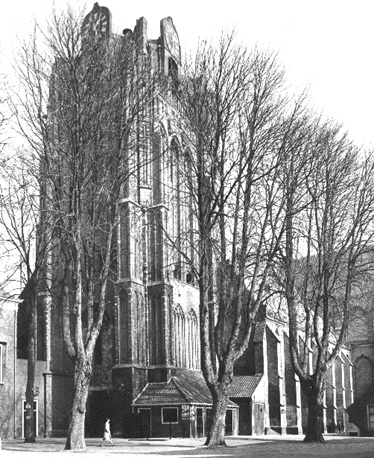 Kerktoren en zuidelijke zijbeuk vanuit het zuidwesten