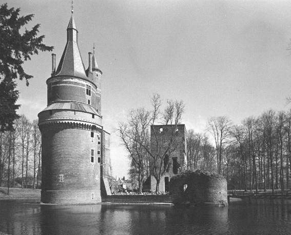 Restanten van kasteel: vierkante toren, ronde toren en ommuringen