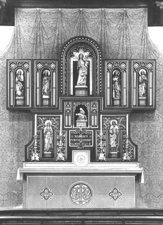 Maria-altaar; in het midden: albasten beeldje: "Nood Gods" (Christus beweend door Maria)