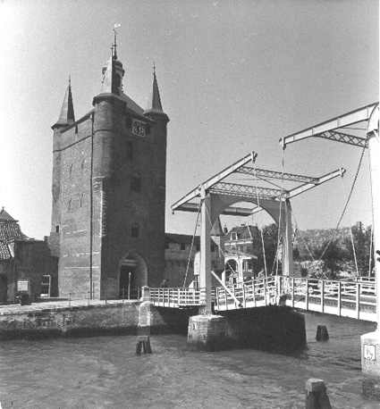 Zuidhavenpoort (links) en Noordhavenpoort