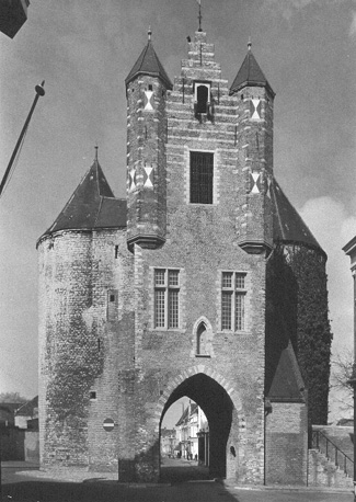 Poortgebouw vanuit de stad gezien